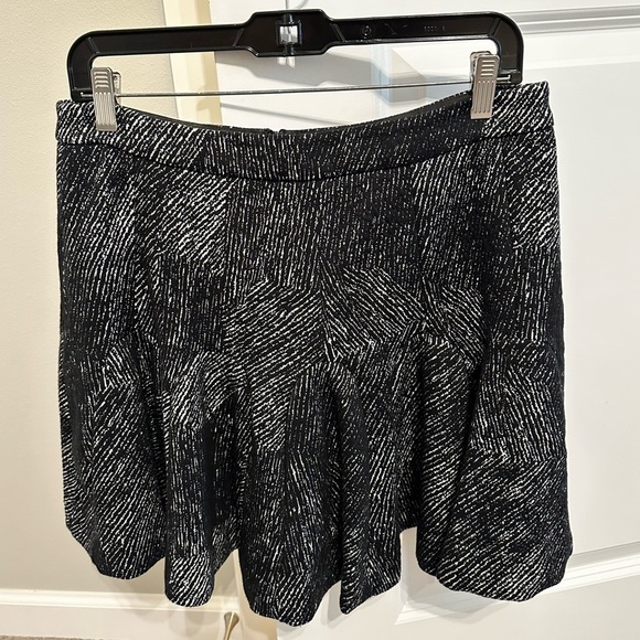 Banana Republic Dresses & Skirts - Banana Republic Black patterned skirt